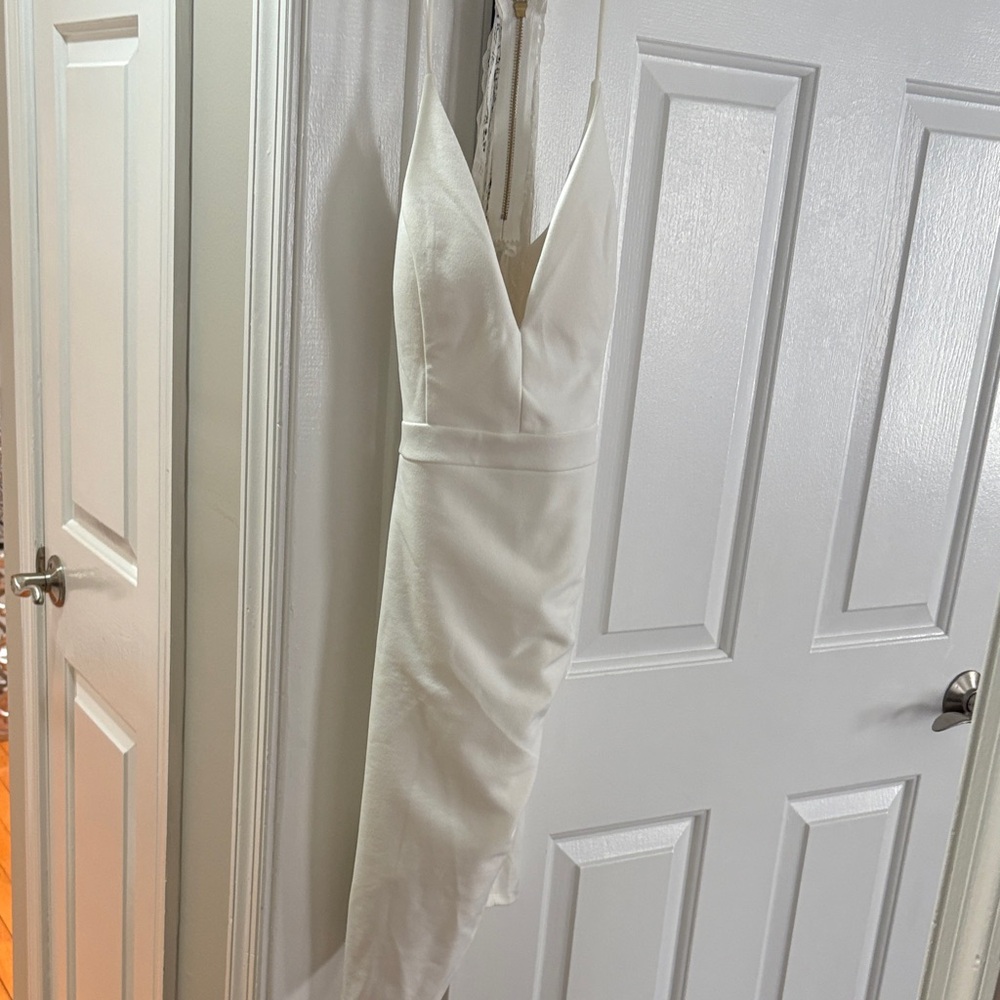 Elegant White Sleeveless Dress